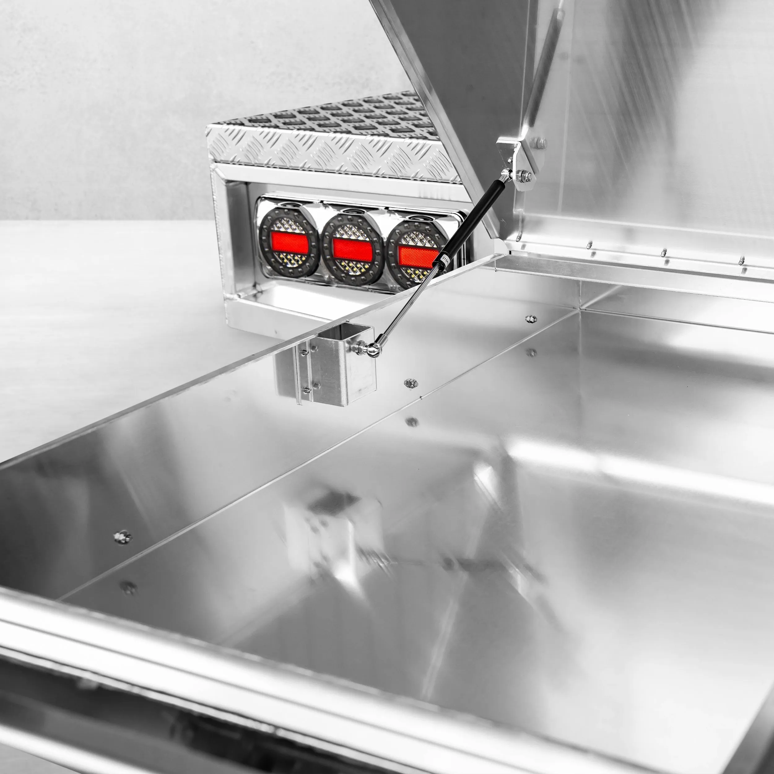 Aluminium Tray w/Headboard 1950mm - Alloy