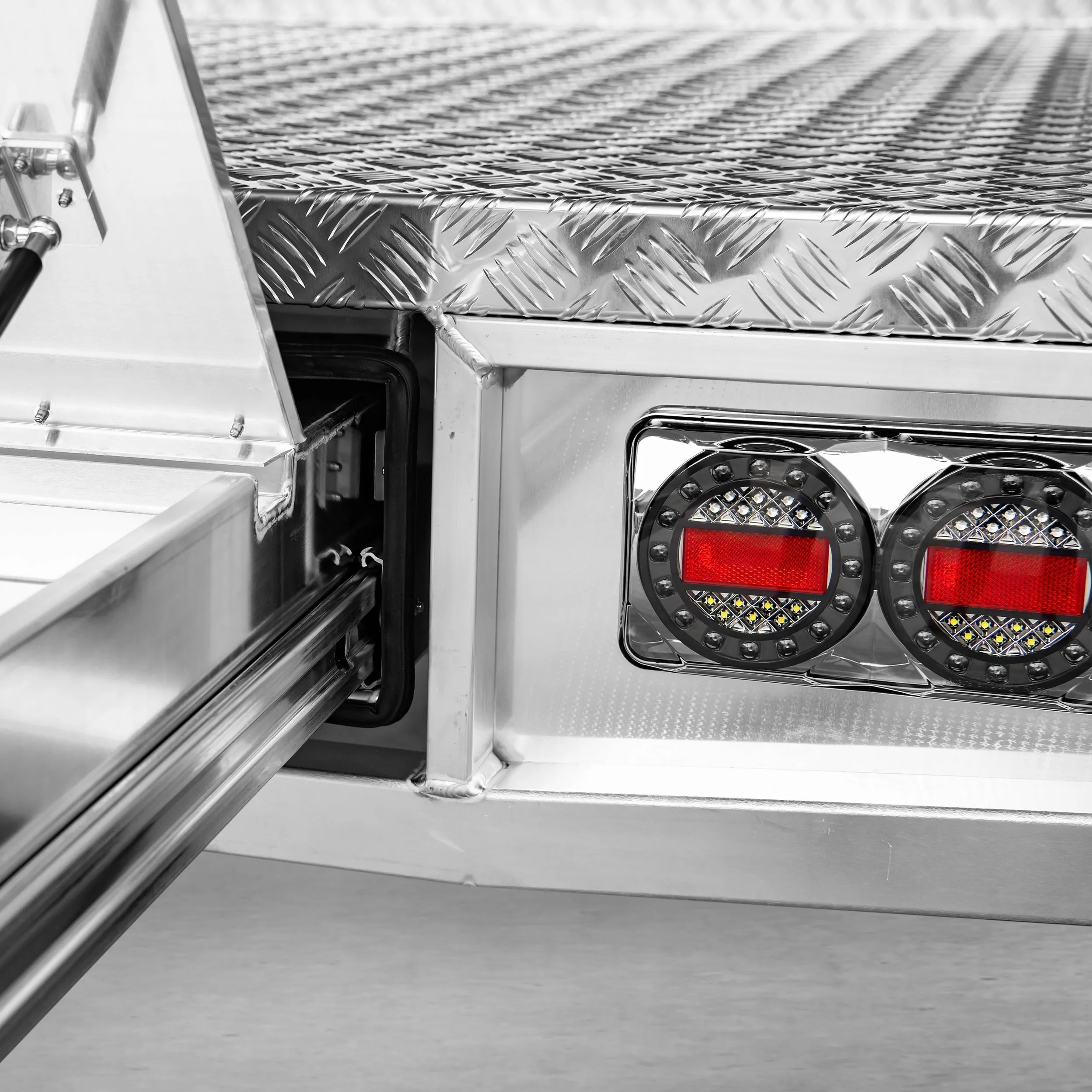 Aluminium Tray w/Headboard 1950mm - Alloy