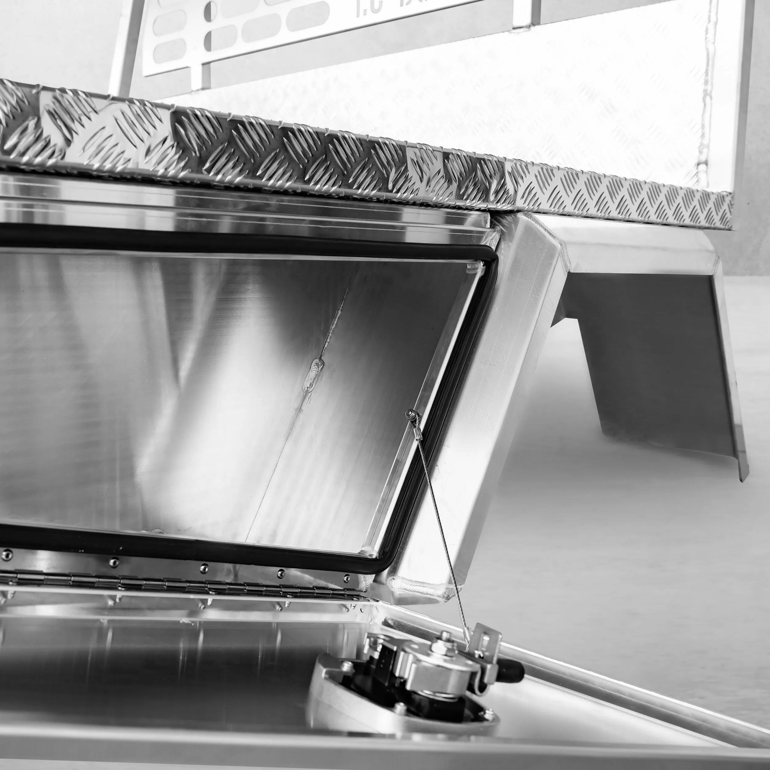 Aluminium Tray w/Headboard 1950mm - Alloy
